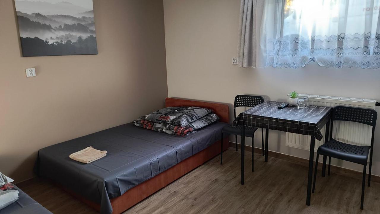 Pokoje Goscinne U Marka Tuszyn Eksteriør billede